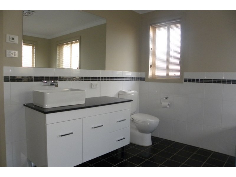 2 Settlers Place, Young NSW 2594