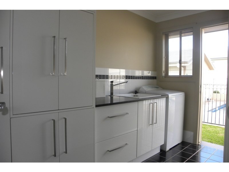 2 Settlers Place, Young NSW 2594