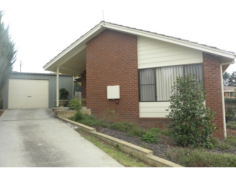 1 Charles Crescent, Young NSW 2594