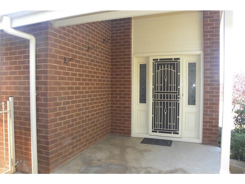 1 Charles Crescent, Young NSW 2594