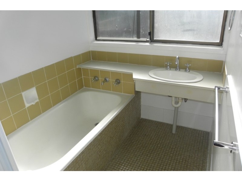 1 Charles Crescent, Young NSW 2594