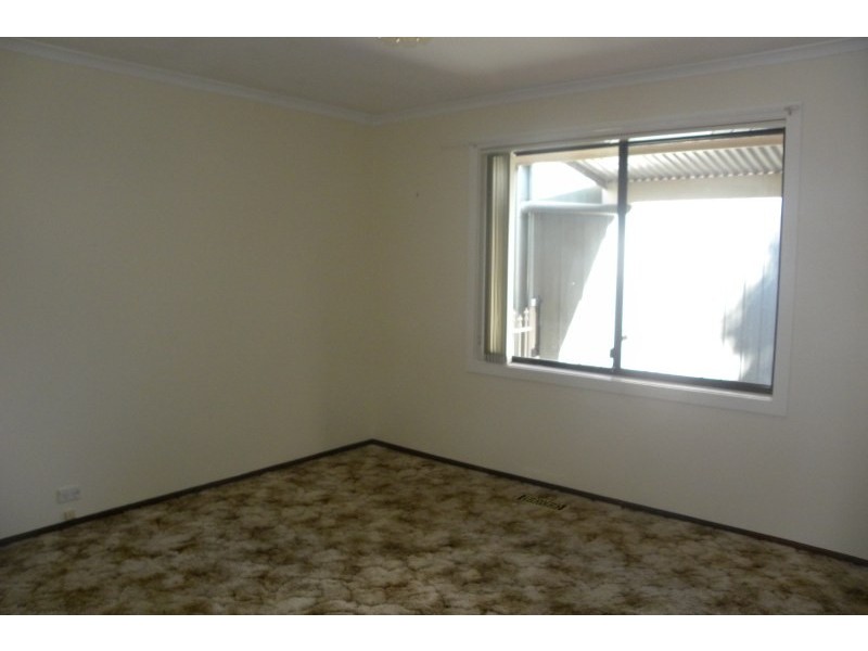 1 Charles Crescent, Young NSW 2594