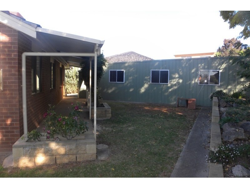 1 Charles Crescent, Young NSW 2594