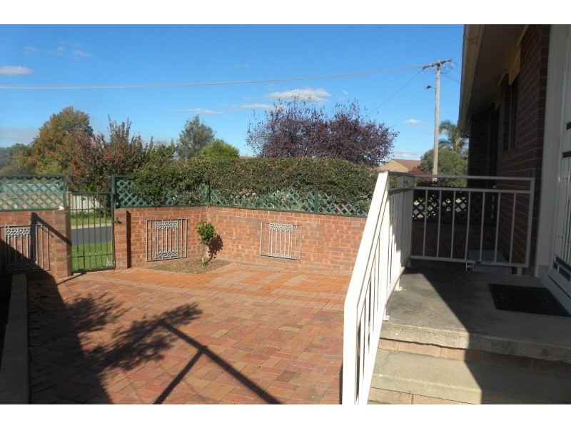 1 Charles Crescent, Young NSW 2594