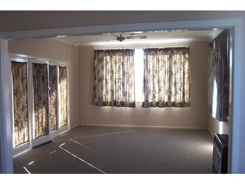 5 Lansdowne Street, Young NSW 2594