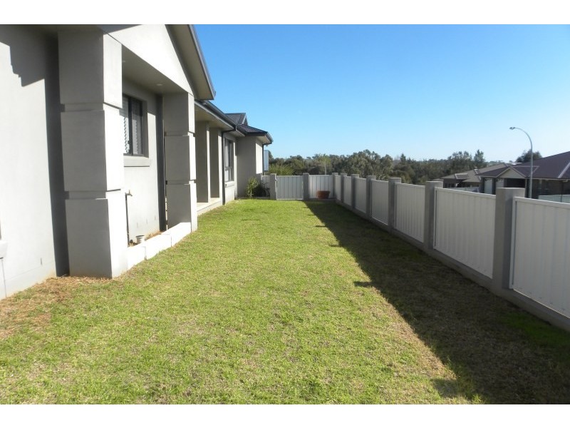 4 Settlers Place, Young NSW 2594