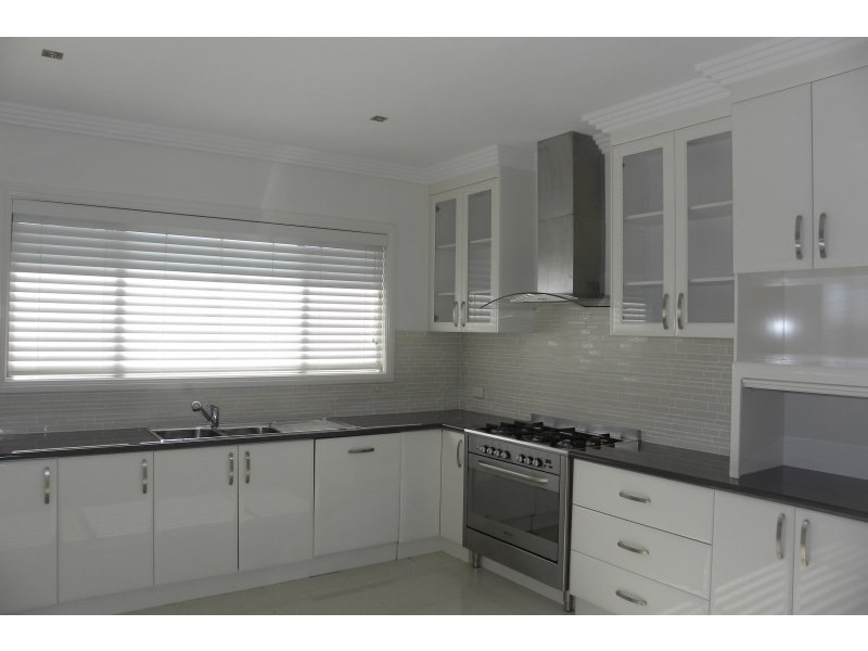 4 Settlers Place, Young NSW 2594