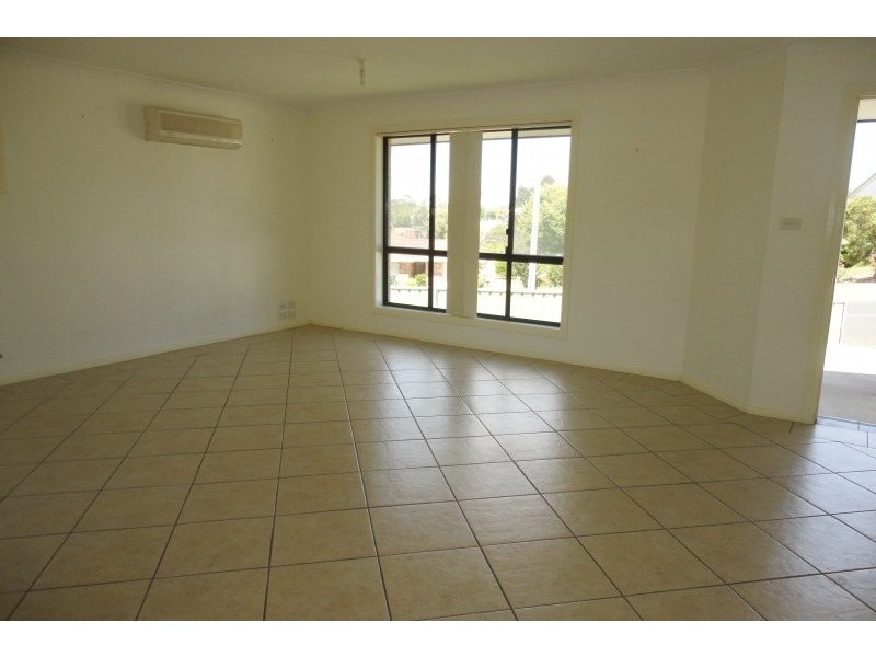 1/75 Blackett Avenue, Young NSW 2594