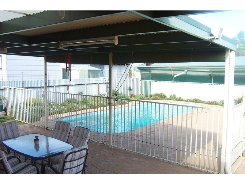 35 Binalong Street, Young NSW 2594