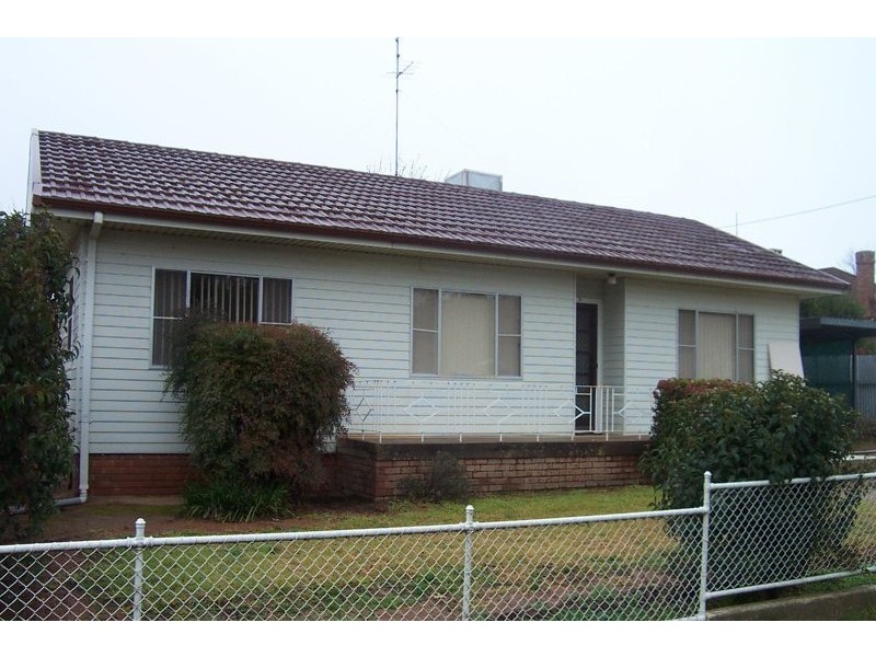 28 Berthong Street, Young NSW 2594