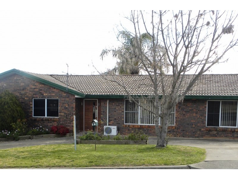 72 Blackett Avenue, Young NSW 2594