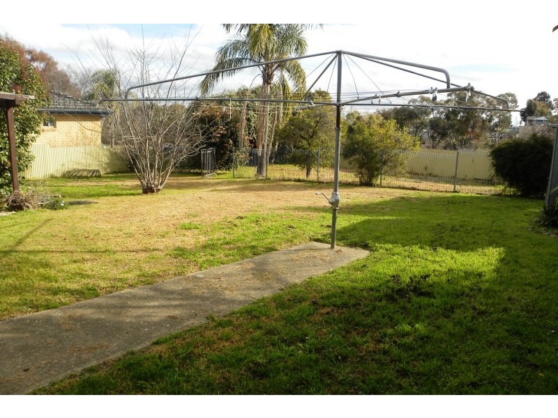 72 Blackett Avenue, Young NSW 2594