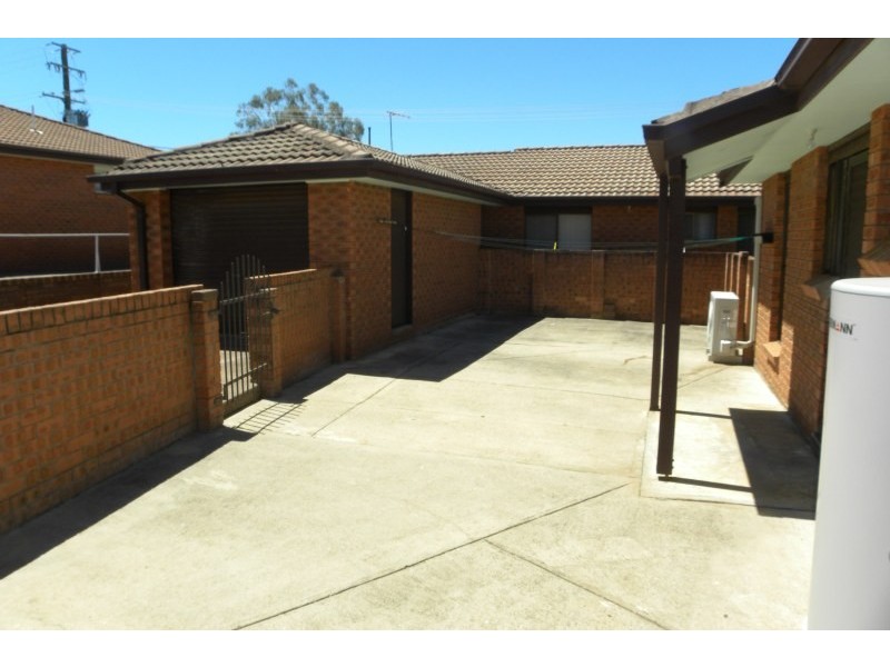 2/61 Wombat Street, Young NSW 2594