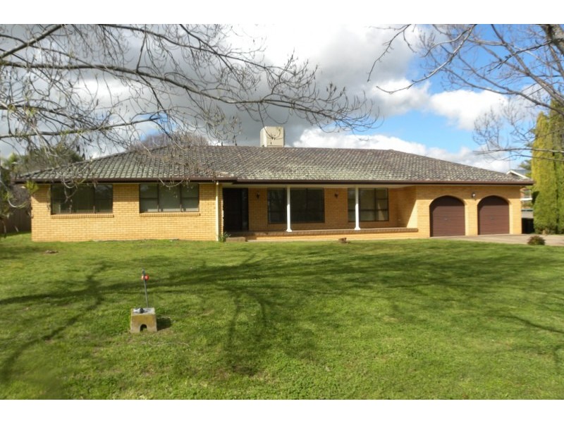 9 Nuthall Crescent, Young NSW 2594