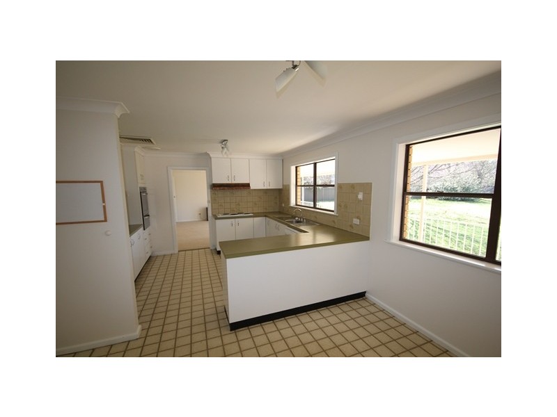 9 Nuthall Crescent, Young NSW 2594