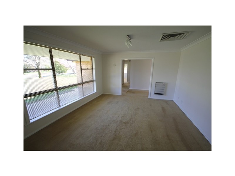 9 Nuthall Crescent, Young NSW 2594