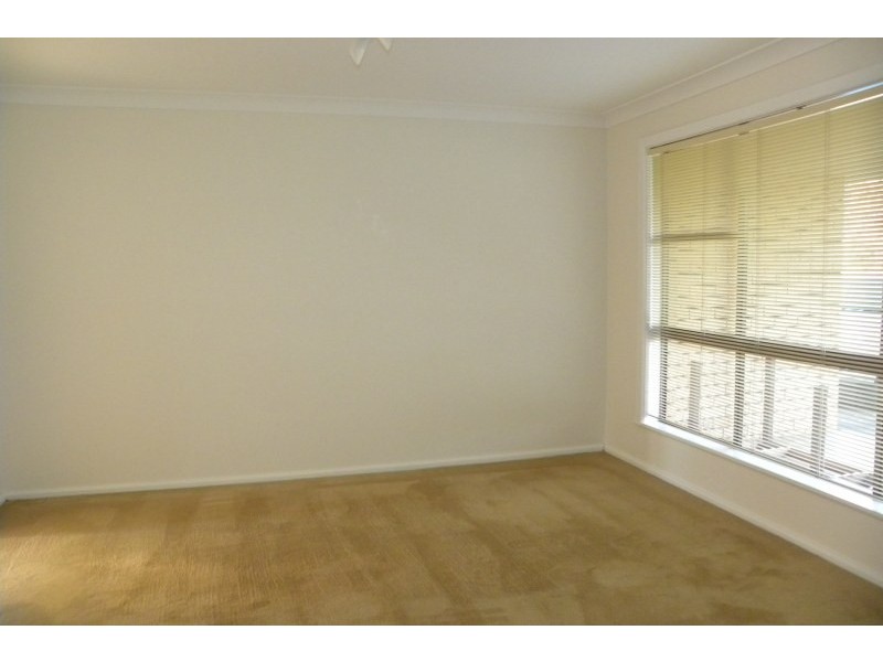 9 Nuthall Crescent, Young NSW 2594