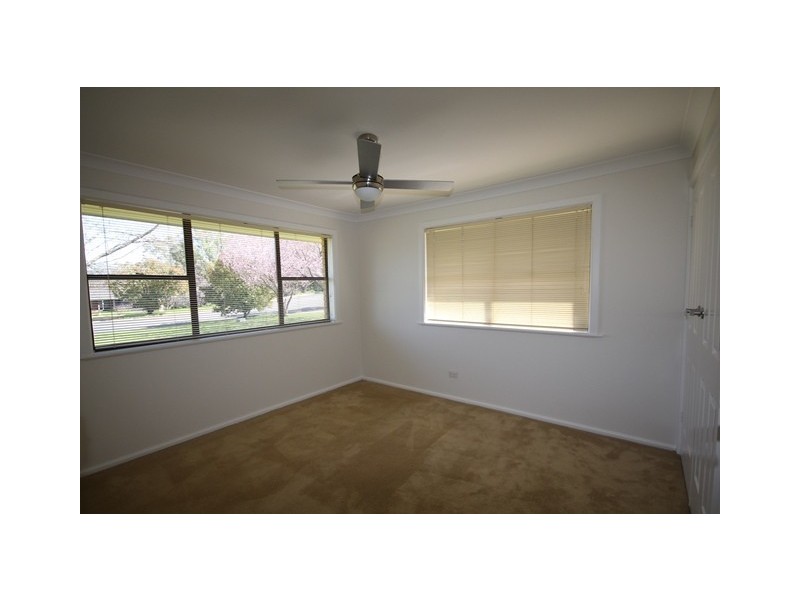 9 Nuthall Crescent, Young NSW 2594