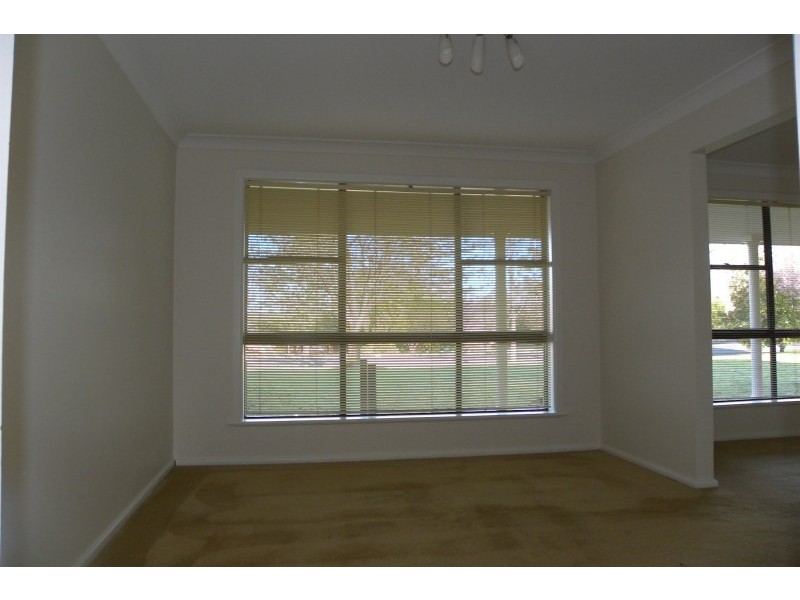 9 Nuthall Crescent, Young NSW 2594