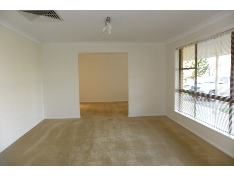 9 Nuthall Crescent, Young NSW 2594