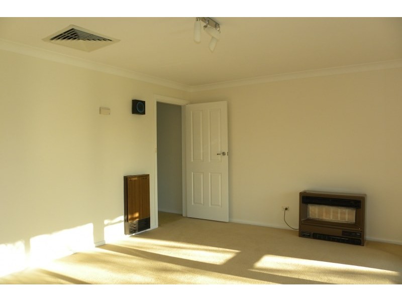 9 Nuthall Crescent, Young NSW 2594