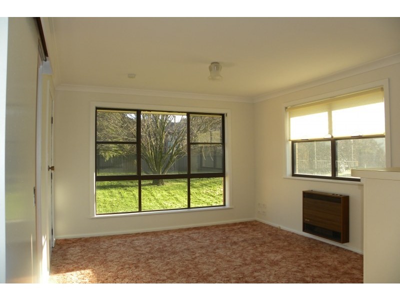 9 Nuthall Crescent, Young NSW 2594