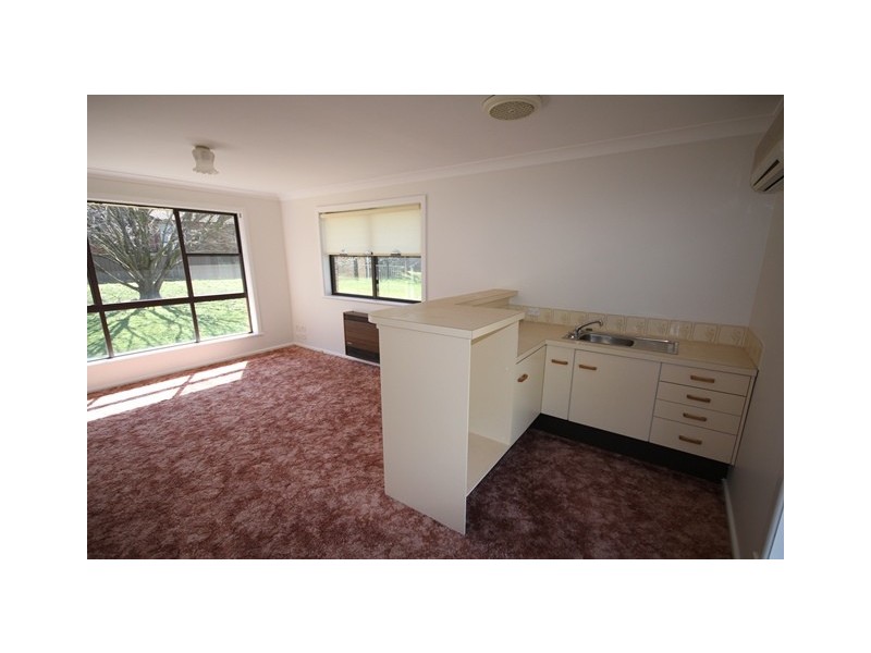 9 Nuthall Crescent, Young NSW 2594