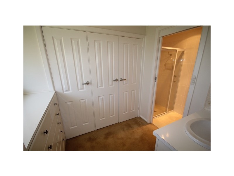 9 Nuthall Crescent, Young NSW 2594