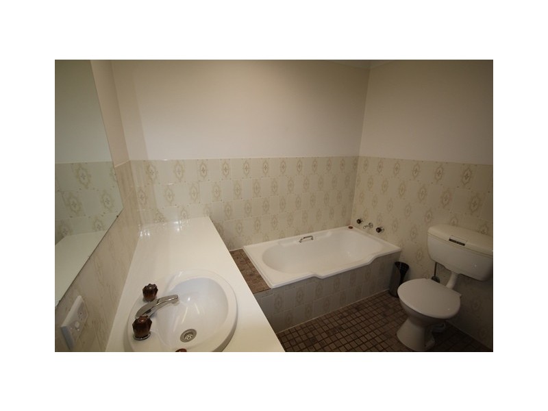 9 Nuthall Crescent, Young NSW 2594