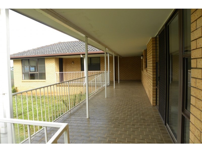 9 Nuthall Crescent, Young NSW 2594