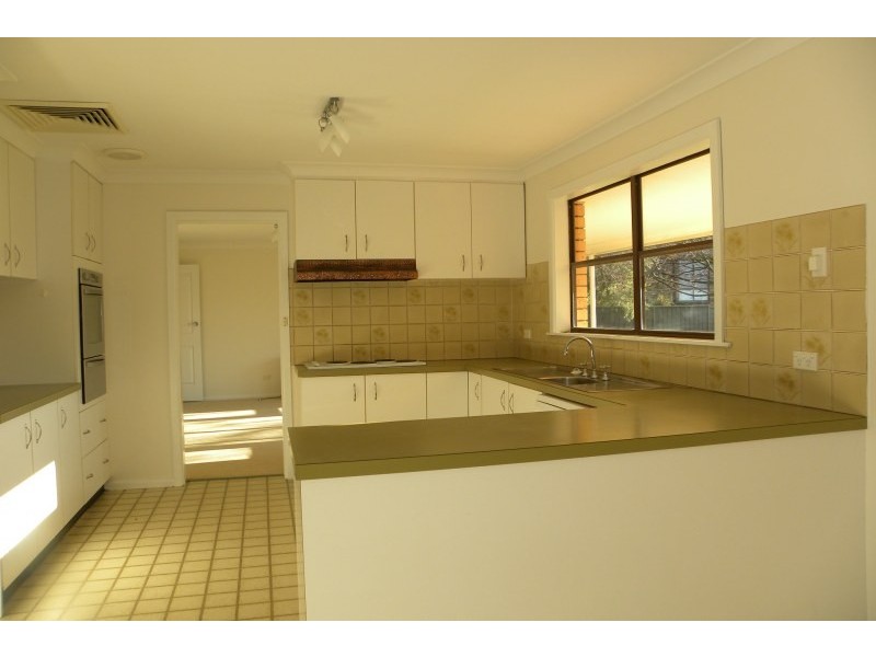 9 Nuthall Crescent, Young NSW 2594