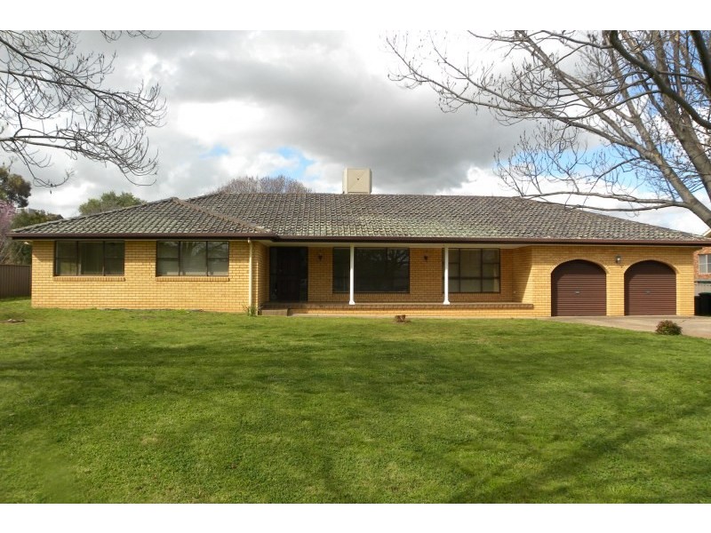 9 Nuthall Crescent, Young NSW 2594