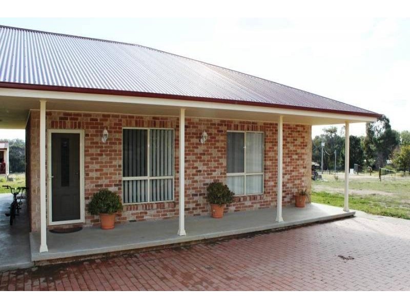 31 Commons Road, Young NSW 2594