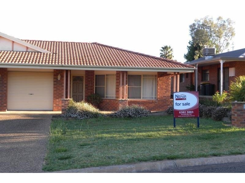 1/32 Pineview Circuit, Young NSW 2594