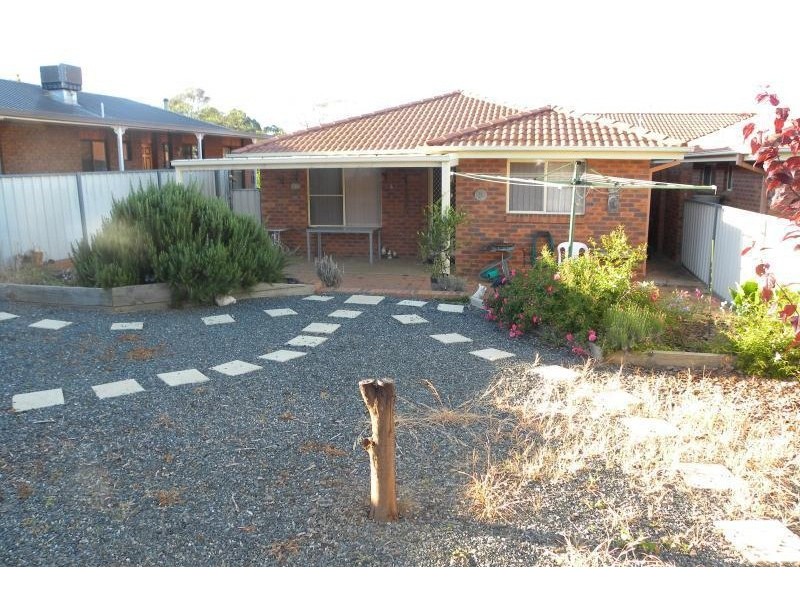1/32 Pineview Circuit, Young NSW 2594