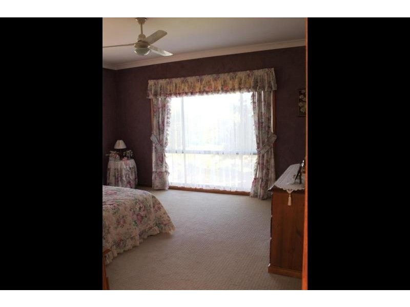 9 Mcnarry Place, Young NSW 2594