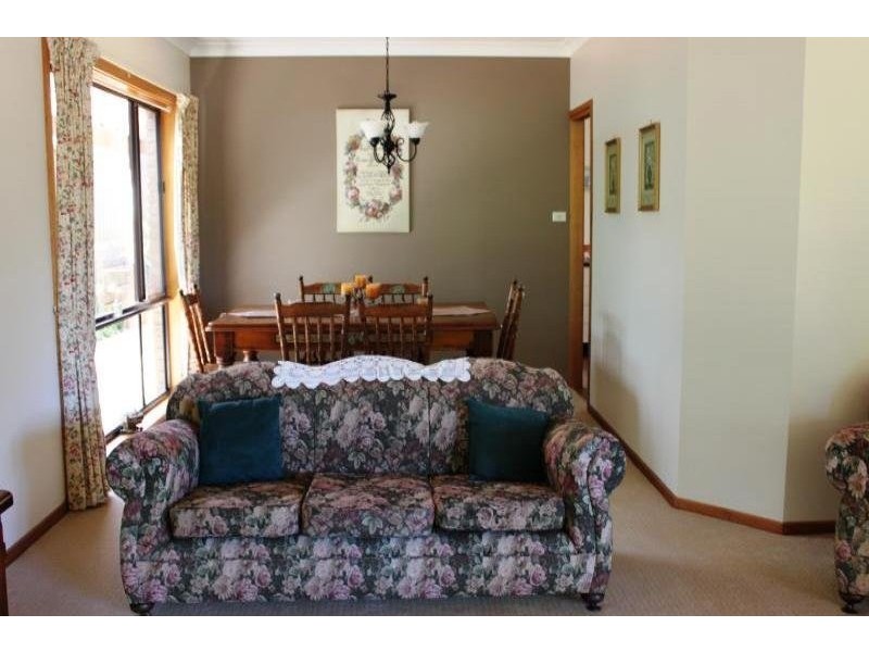 9 Mcnarry Place, Young NSW 2594