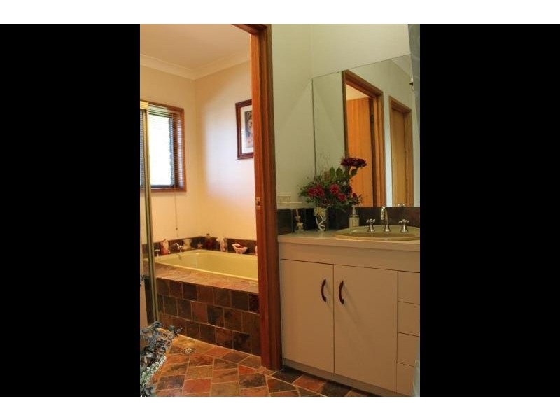 9 Mcnarry Place, Young NSW 2594