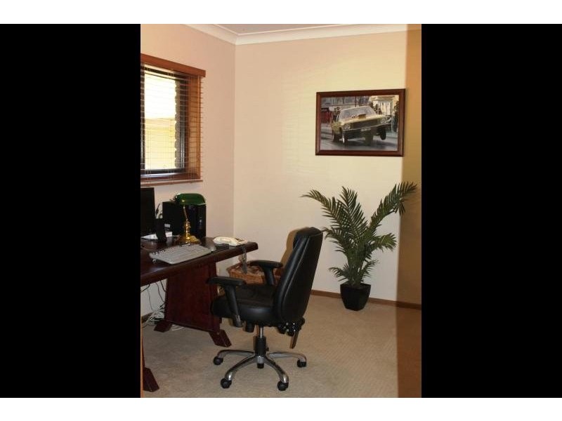 9 Mcnarry Place, Young NSW 2594