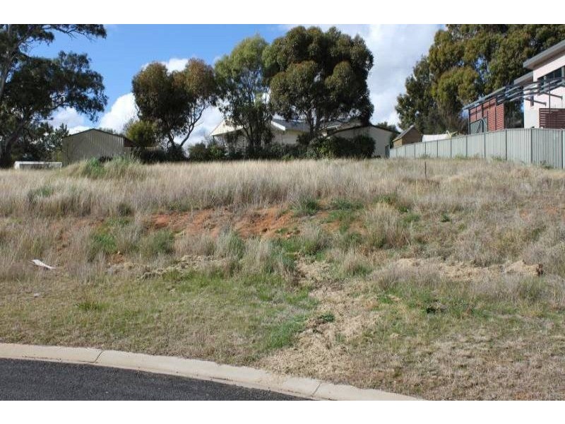 14 Bailes Crescent, Young NSW 2594