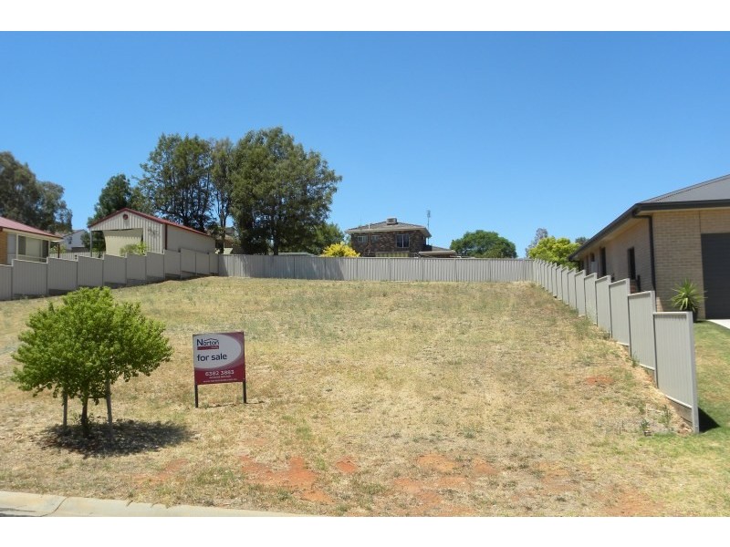 4 Bailes Crescent, Young NSW 2594