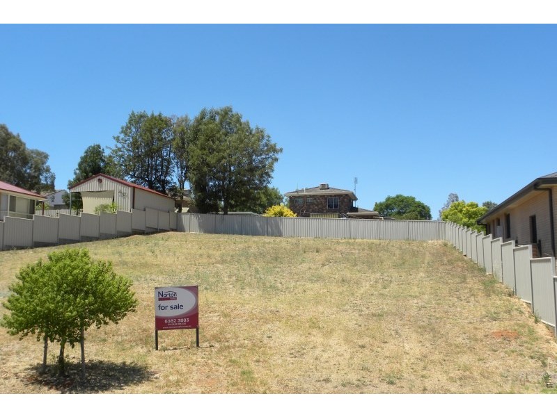 4 Bailes Crescent, Young NSW 2594