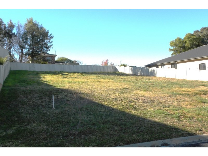 4 Bailes Crescent, Young NSW 2594