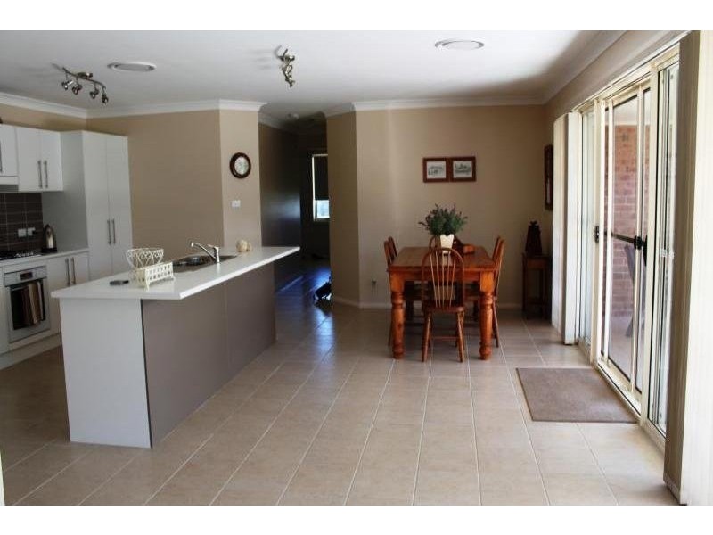 7 Garland Place, Young NSW 2594