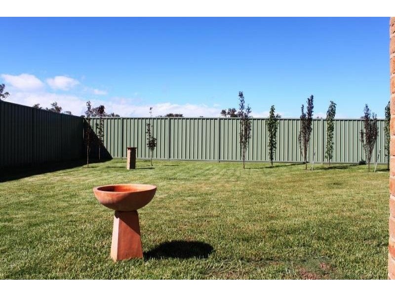 7 Garland Place, Young NSW 2594