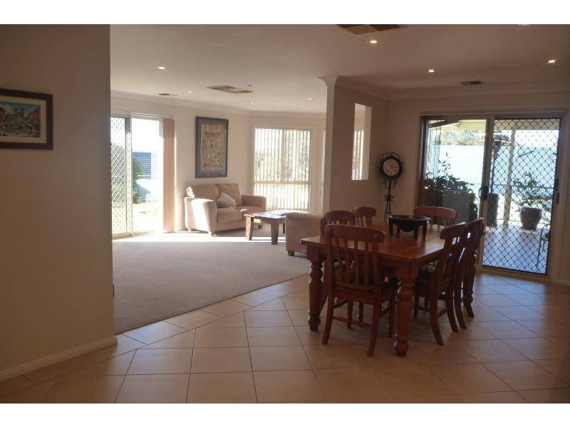 24 Mathew Street, Young NSW 2594