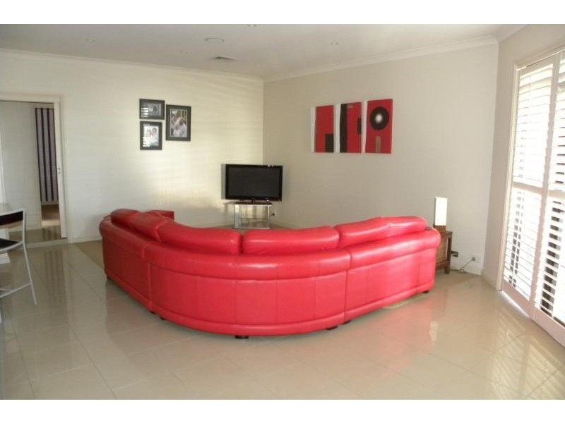 8 Gold Court, Young NSW 2594