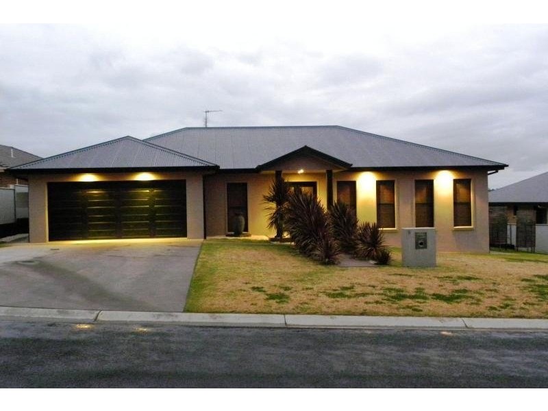 8 Gold Court, Young NSW 2594