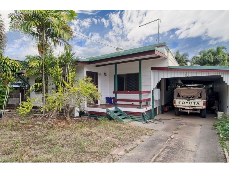 19 Poinsettia Street, Holloways Beach QLD 4878