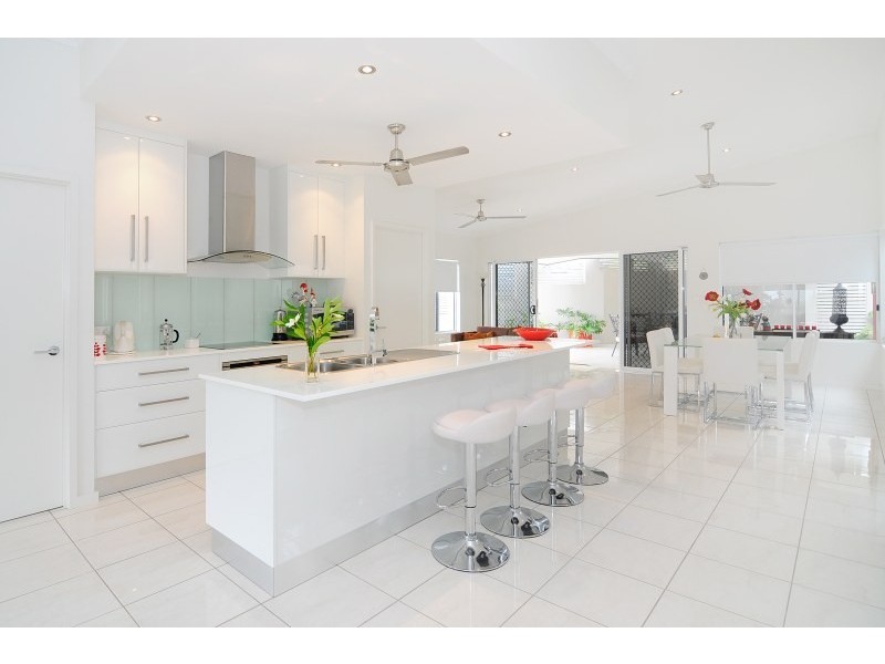 2 Carmelo Close, Whitfield QLD 4870